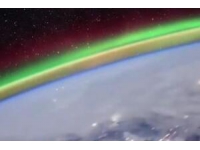 俄宇航员太空拍下北极光,银河仿佛置身于地平线